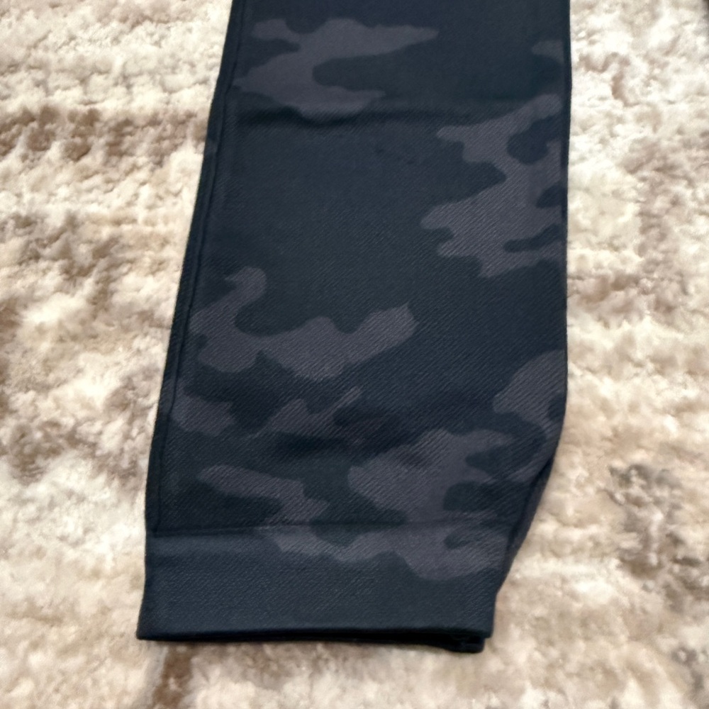 New with tags SPANX Look at me Now Black Camouflage Leggings - Picture 4 of 11